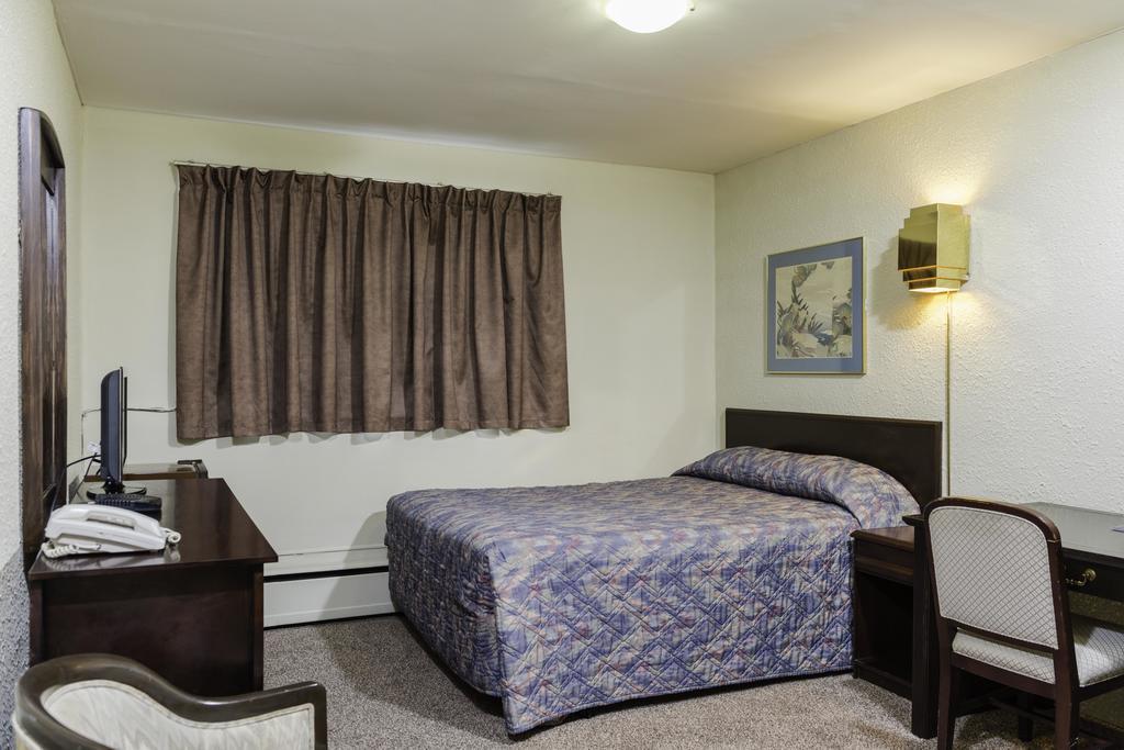 The Cavalier Inn Winnipeg Room photo